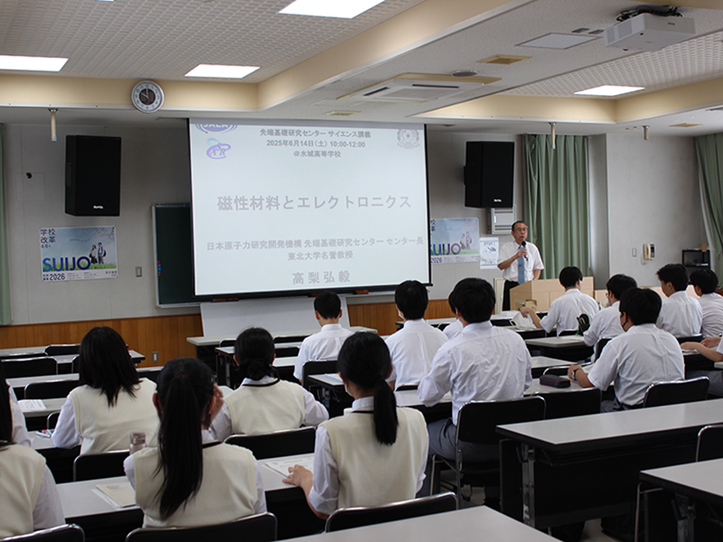 先端基礎研究センター長　高梨　弘毅
